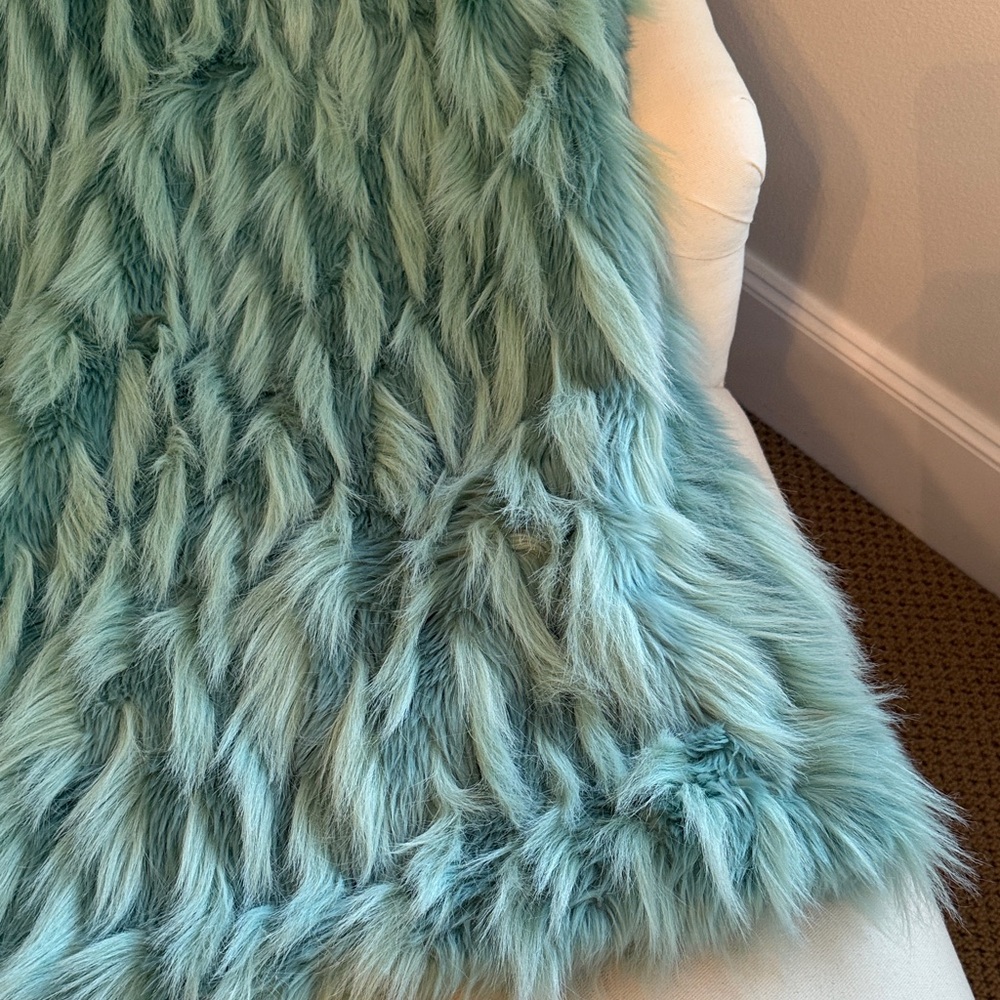 Elegant Faux Fur Throw Blanket - Soft Sea Foam Blue/Green